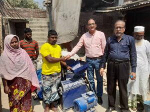 Dr Shiv (ICARDA) distributing pulse DE-hulling machine to OCP project farmer at PROVA site- at Kendul village 14.3.2023