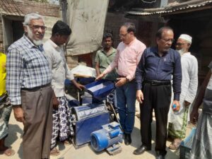 Dr. Shiv (ICARDA) distributing pulse de-hulling machine at Kendul 14.3.2023