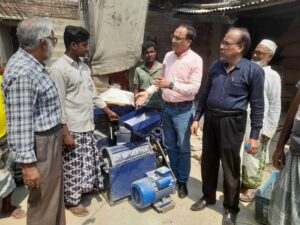 Dr. Shiv (ICARDA) distributing pulse de-hulling machine to farmer at Kendul village 14.3.2023